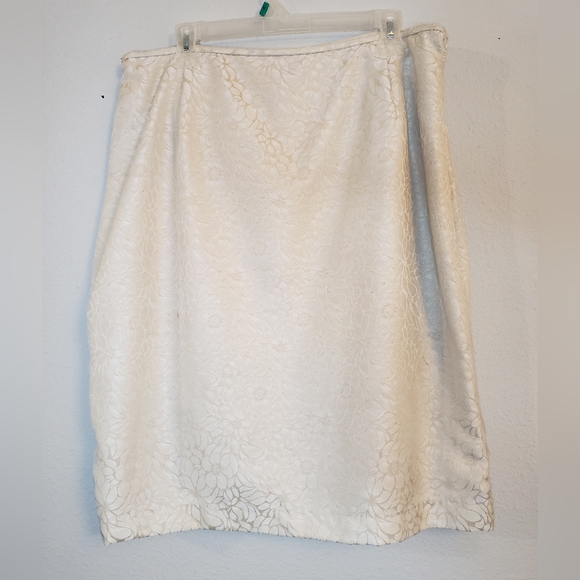 Champagne/Cream Floral Motif Suit - Picture 3 of 9